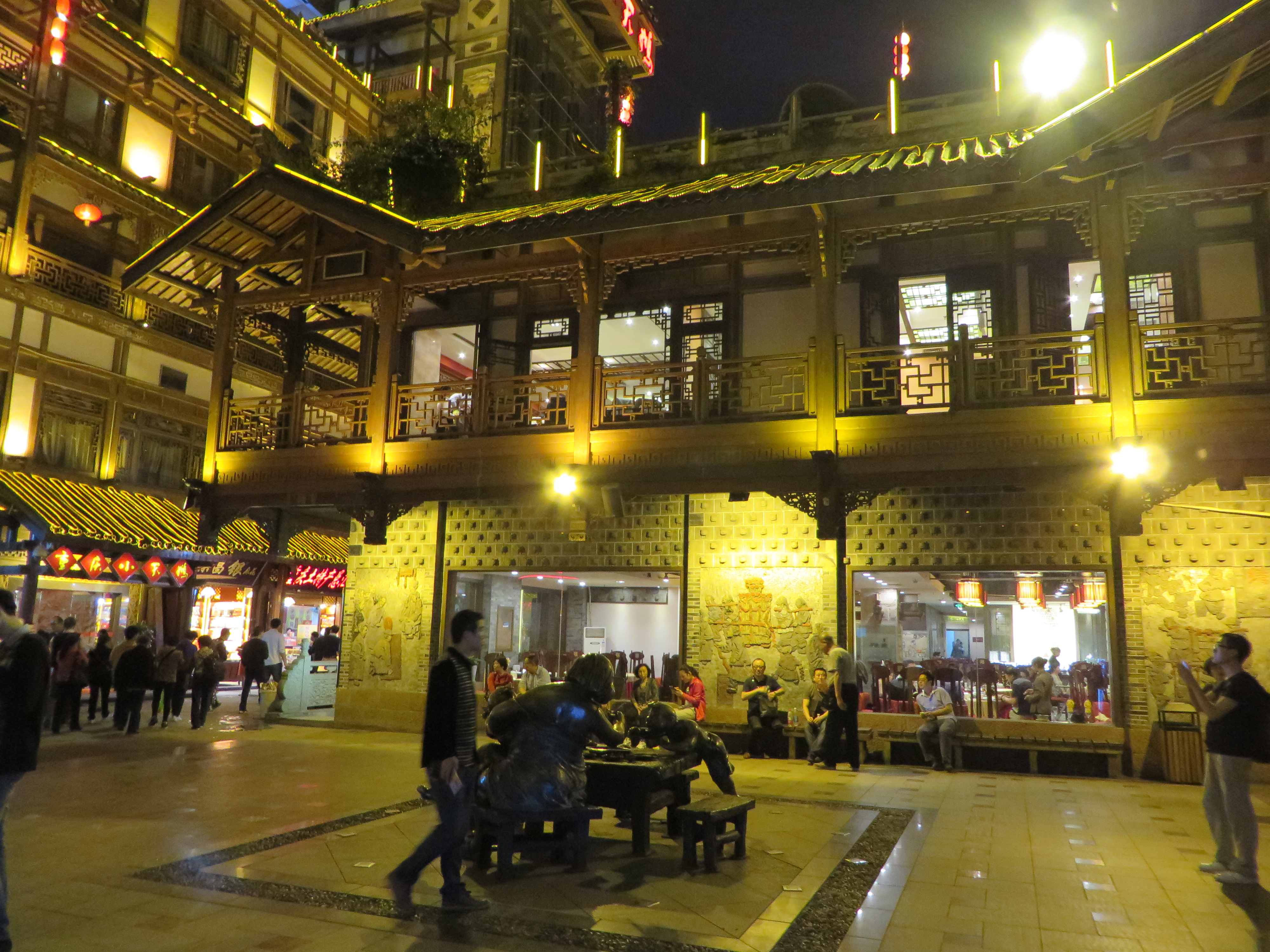 Evening dining at Hung Yadong<br/><br/>Next to Chiatianmen and facing Jiangling River, Hung Yadong i