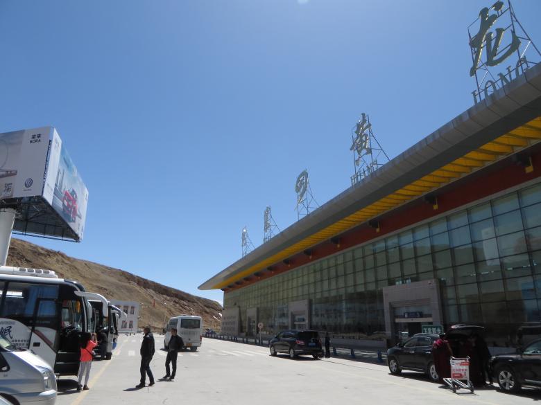 Airport shuttle to Jiuzhaigou via Huanglong<br/><br/>If your flight arrives Jiuzhai Huanglong Airpor