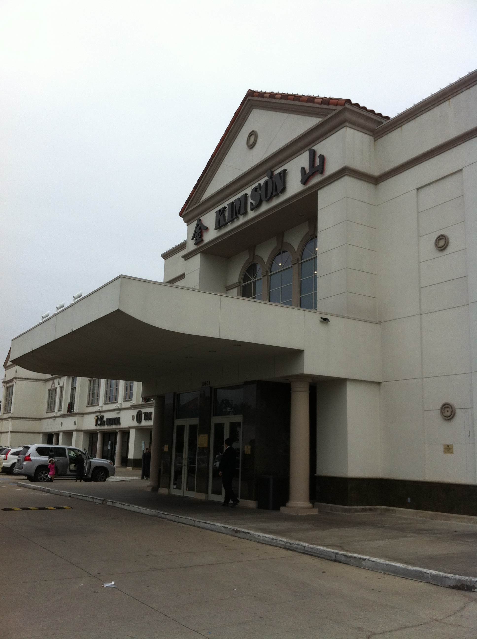 Kim Son Restaurant is one of the biggest restaurants that serve both Vietnamese and Chinese cuisine.