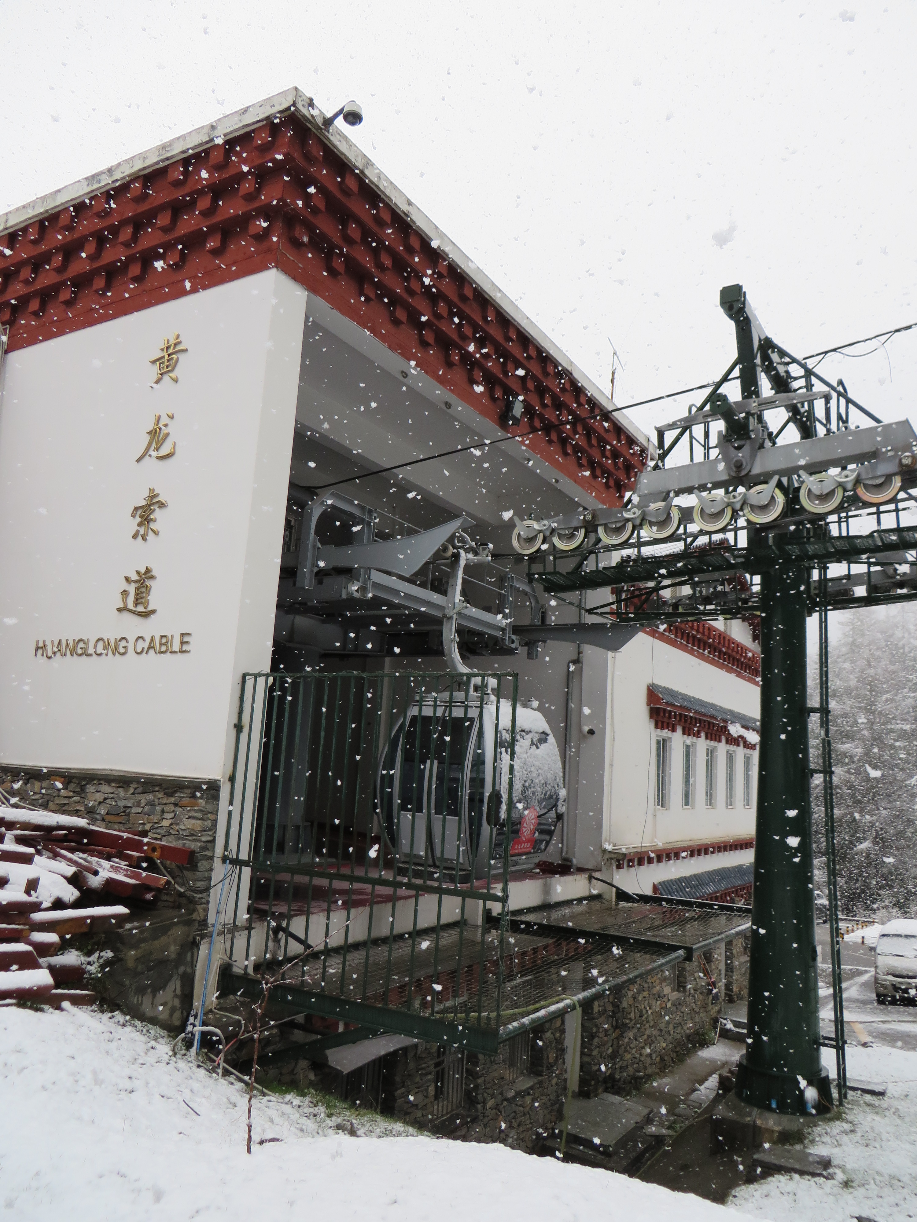 Gondola – Huanglong Park<br/><br/>If you don’t want to climb up all the way to the Five Colours Pool