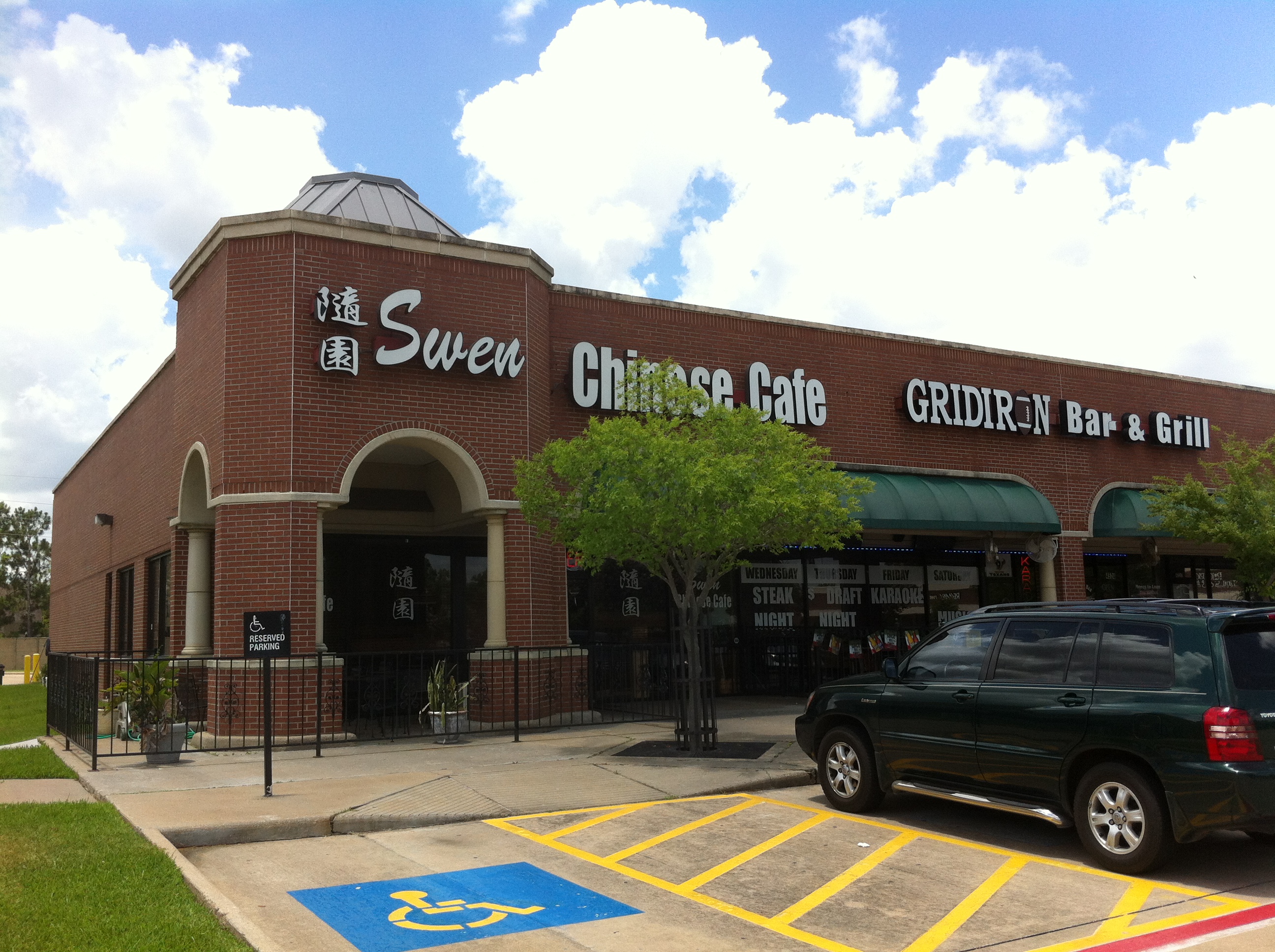 Swen Chinese Café has a decent dining room.  The restaurant serves somewhat authentic Chinese cuisin