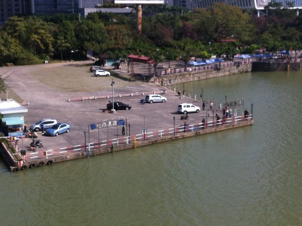 When the weather is good, you would see several fishermen fishing along Dongjiang (East River).  If 